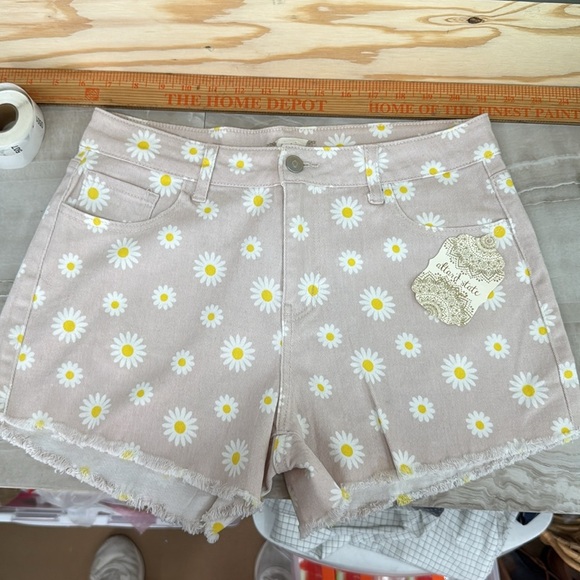Altar'd State Denim Daisy Print Shorts Large Raw Frayed Hem Retro Stretch NEW - Picture 10 of 10